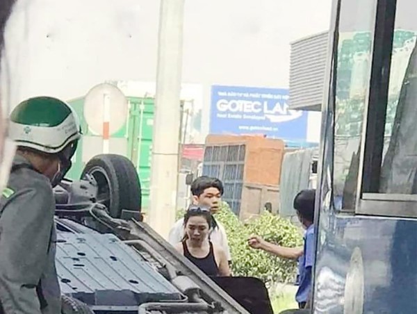 [Clip]: Ô tô con va chạm với xe buýt rồi lật ngửa ở trạm thu phí 