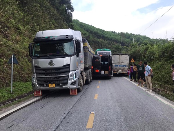 Mất phanh, xe đầu kéo gây tai nạn liên hoàn trên QL3 