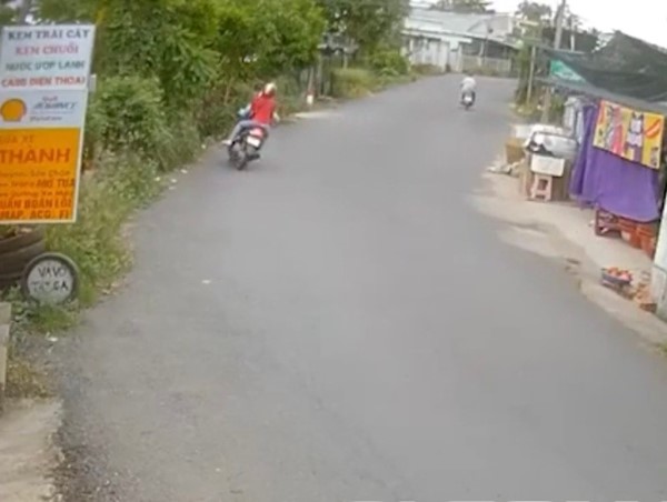 [Clip]: Xe máy ôm cua cực “gắt”, lao thẳng xuống vệ đường 