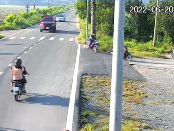 [Clip]: Ngã xuống đường sau va chạm giao thông, 2 người đi xe máy bị ô tô cán nguy kịch