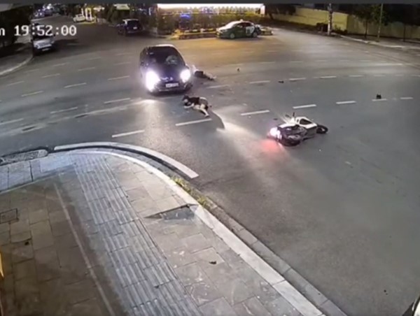[Clip]: Va chạm với ô tô, 2 phụ nữ đi xe máy ngã văng ra đường 