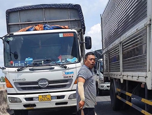 [Clip]: Tài xế xe tải cầm dao dọa chém lái xe cứu thương