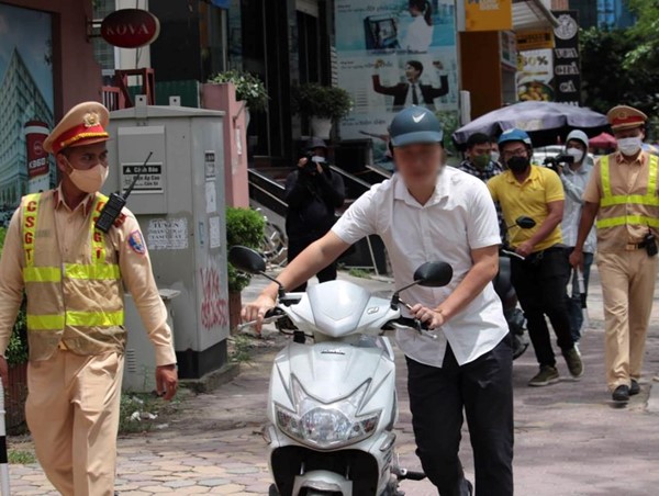 Kiên quyết xử lý kết hợp nâng cao ý thức tự giác của người dân