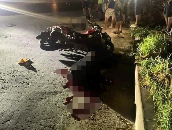 2 xe máy chạy ngược chiều tông nhau, 3 người tử vong