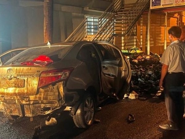 [Clip]: Khoảnh khắc chồng lái xe đâm thẳng vào công ty vợ khiến 4 người trọng thương