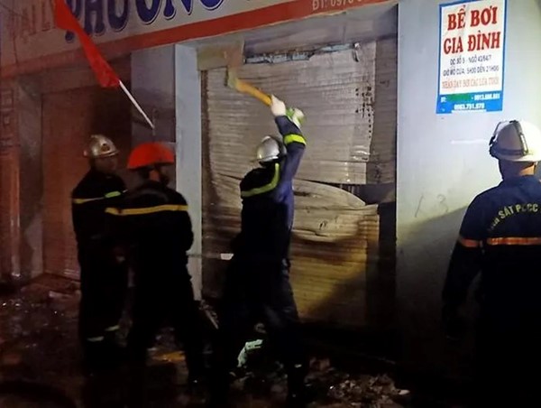 Cảnh sát phá cửa cứu cặp vợ chồng cùng 2 con nhỏ thoát khỏi đám cháy giữa đêm