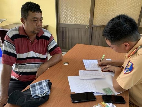 Tài xế cầm dao dọa chém lái xe cứu thương bị phạt 12 triệu đồng 