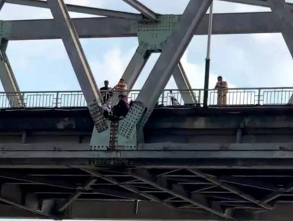 Cô gái mang thai may mắn được giải cứu khi định nhảy cầu