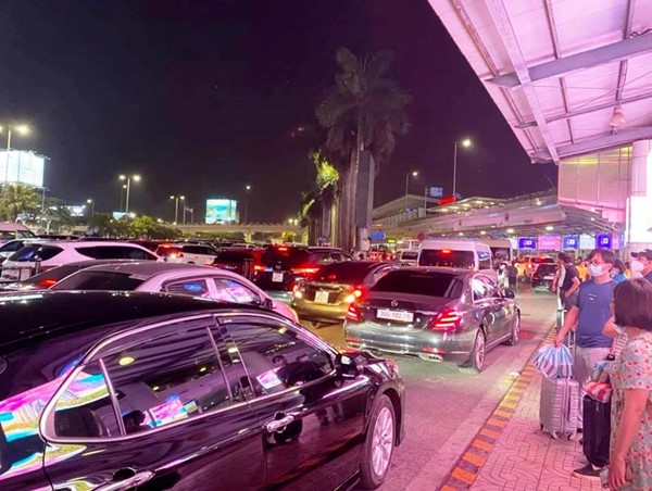 Xe đưa đón khách “làm loạn” tại sân bay Nội Bài: Cần xử lý nghiêm