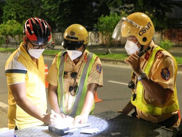 Tài xế "ma men" xưng Thanh tra Chính phủ khi bị CSGT đo nồng độ cồn