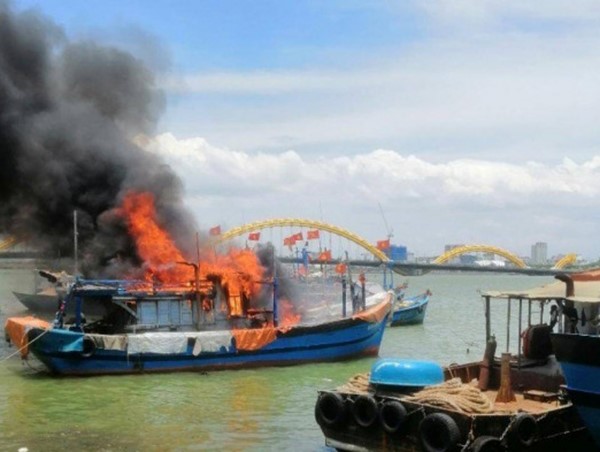 Tai nạn giao thông mới nhất hôm nay (30/6): Xe khách tông vào nhà dân, 3 người đi cấp cứu, 1 mắc kẹt dưới gầm