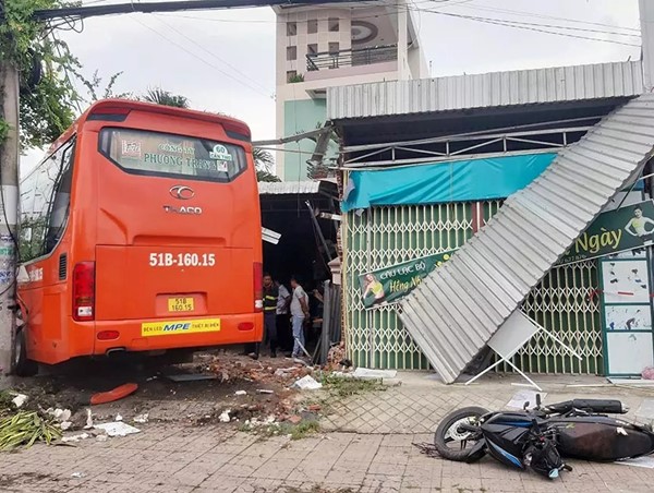 Xe khách Phương Trang tông vào quán cà phê, 5 người thương vong
