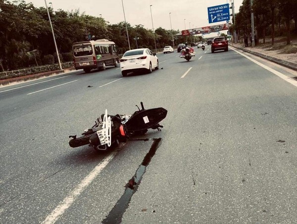 [CLIP]: Xe tải nhập làn ẩu va chạm với 2 người đi xe máy trên cầu Nhật Tân 