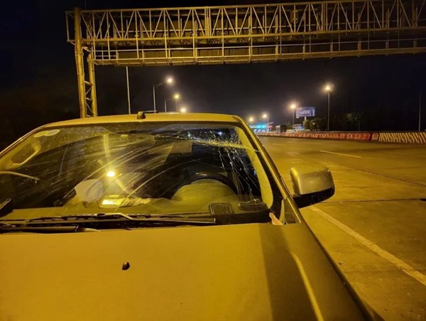 Ô tô bị barie trạm thu phí cao tốc Hà Nội - Hải Phòng đập vỡ kính