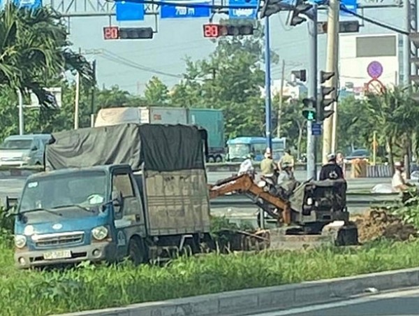 Dùng xe múc đất cứu đồng nghiệp bị vùi lấp, không may làm đồng nghiệp tử vong