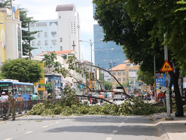 Tai nạn giao thông mới nhất hôm nay (4/7): Bị ô tô tải kéo lê trên đường, người phụ nữ đi xe máy tử vong