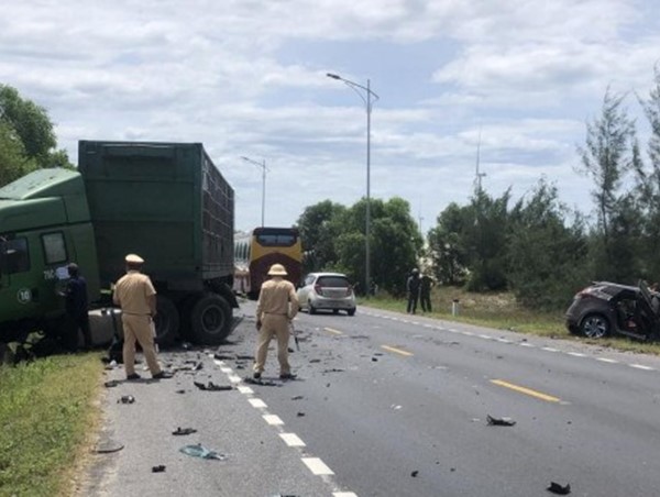 Xe 5 chỗ đấu đầu xe tải, 5 người thương vong