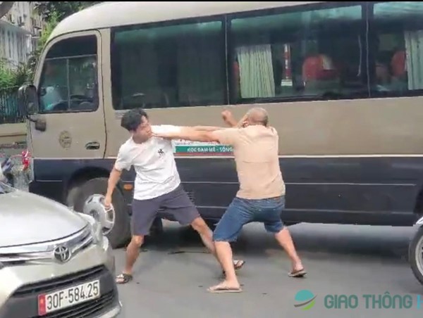 [CLIP]: Hai tài xế ẩu đả giữa đường sau va chạm giao thông