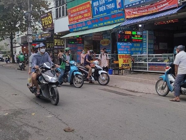 Hàng loạt điểm trông giữ phương tiện tự phát, hét giá trên trời