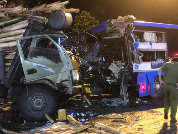 Xe khách đấu đầu xe tải trên Quốc lộ 1, 2 tài xế bị thương nặng