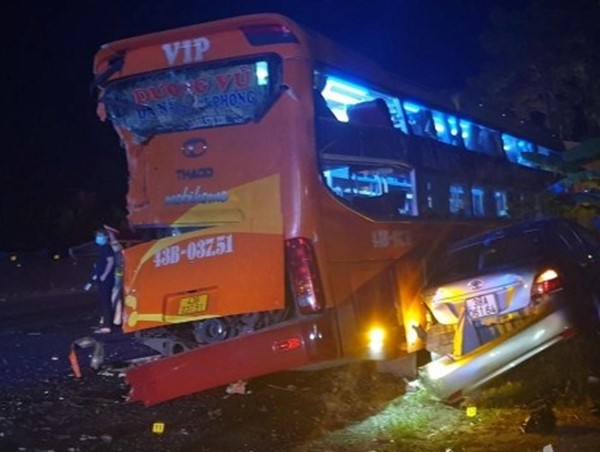 [CLIP]: Hiện trường vụ xe container tông xe khách và ô tô 5 chỗ, phụ xe tử vong