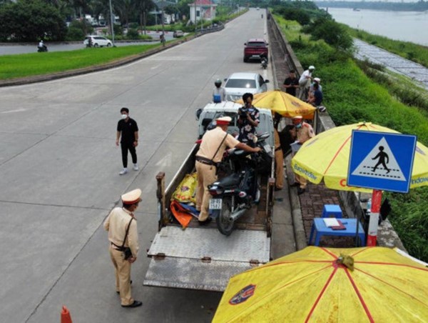 Người đàn ông “dính” nồng độ cồn bị giữ xe trên đường đi ăn giỗ về