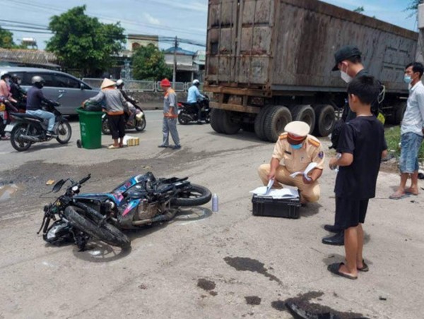 Tai nạn giao thông mới nhất hôm nay (10/7): Xe chở khách đi dự đám cưới tông chết người trên Quốc lộ 1A