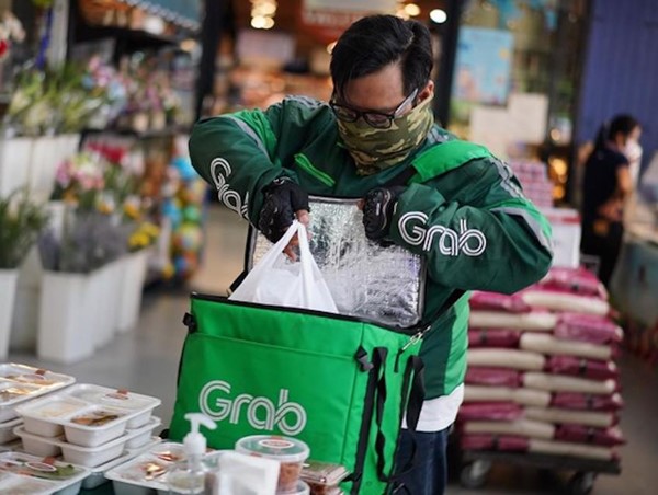 Grab thu phụ phí nắng nóng: Các tài xế nói gì?