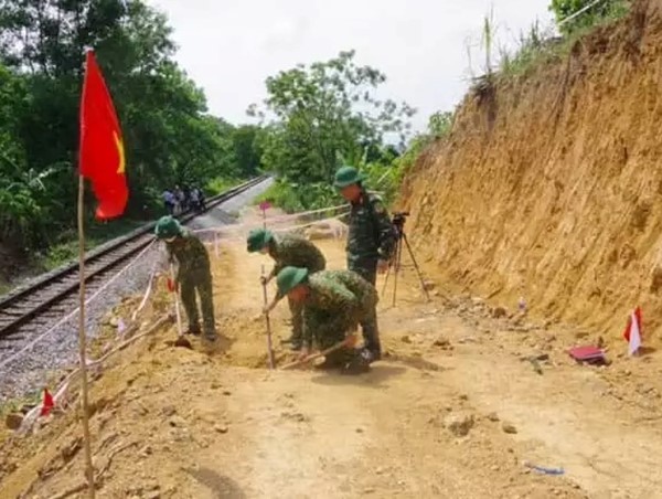 Di dời an toàn quả bom nặng 340kg nằm gần tuyến đường sắt Bắc-Nam