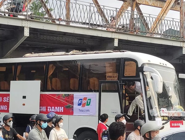 Xe bus chở CĐV Hải Phòng húc vào gầm cầu Long Biên 