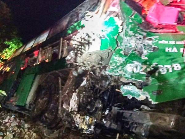 Xe tải đâm xe khách, 11 người thương vong