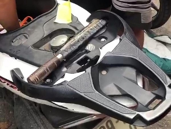 Cảnh sát 141 phát hiện con dao sắc lẹm trong cốp chiếc xe chở “kẹp 3” 