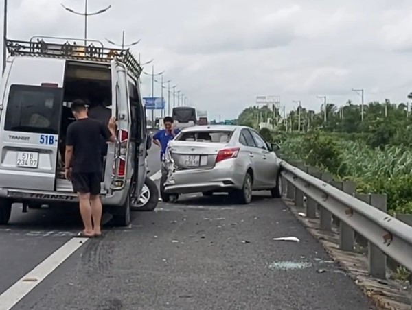 Tai nạn giao thông mới nhất hôm nay (13/7): Đâm vào đuôi xe tải, người đàn ông mặc áo Grab tử vong trên QL1