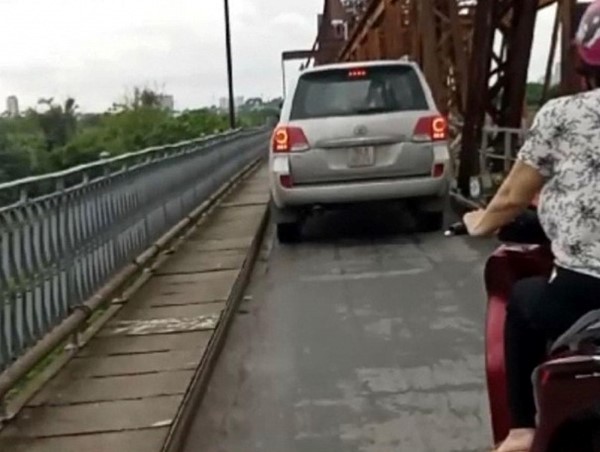 Xử lý tài xế ô tô đi lên cầu Long Biên qua phản ánh của người dân