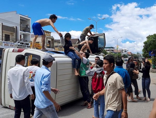 Tai nạn giao thông mới nhất hôm nay (15/7): Phá kính, cứu người mắc kẹt trong chiếc ô tô bị lật