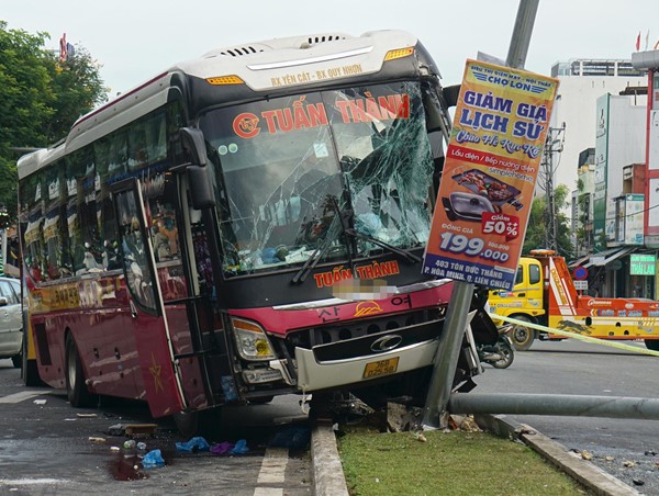 Tai nạn giao thông mới nhất hôm nay (20/7): 2 xe khách tông nhau, lái xe và phụ xe mắc kẹt trong cabin
