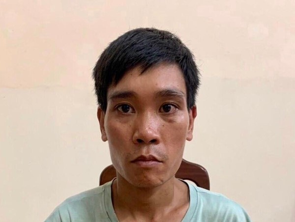 [CLIP]: Nam thanh niên cầm dao tấn công cảnh sát ngay trụ sở UBND