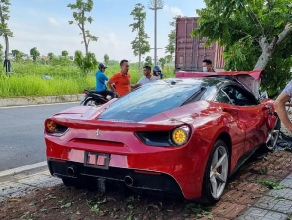 [CLIP]: Siêu xe Ferrari nát đầu sau khi tông đổ gốc cây 