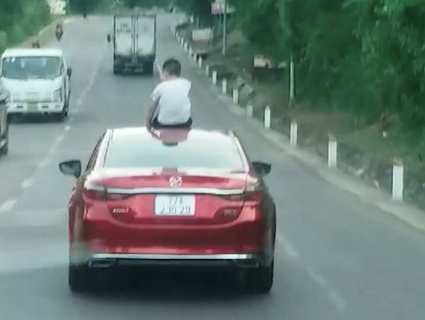 Xử phạt nữ tài xế để con trai ngồi trên nóc ô tô
