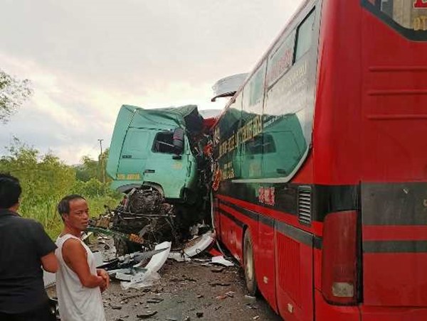 Xe khách đấu đầu xe đầu kéo, 5 người thương vong