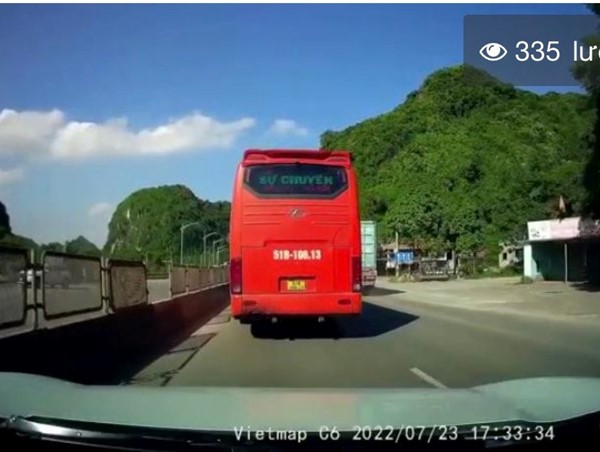 [CLIP]: Va chạm với Container cùng chiều 1 người đi xe máy tử vong tại chỗ