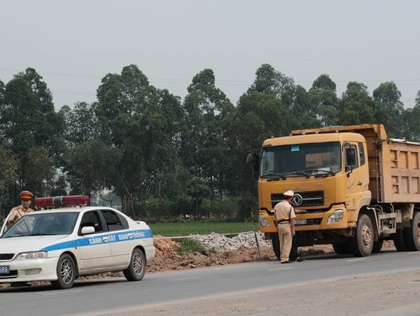 Xử lý xe quá khổ, quá tải: Chặt ngọn, còn gốc thì sao?