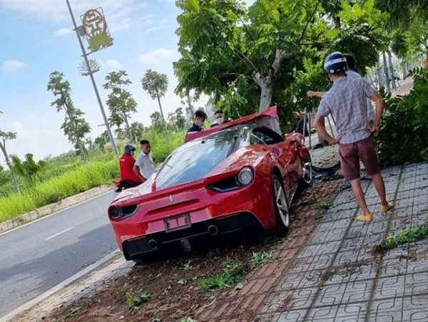 Vụ siêu xe Ferrari 488 bị tai nạn ở Long Biên: Phức tạp trong việc tìm cách giải quyết đền bù