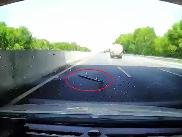 [CLIP]: Ô tô đang chạy trên cao tốc bị trục sắt rơi đâm xuyên nắp capo