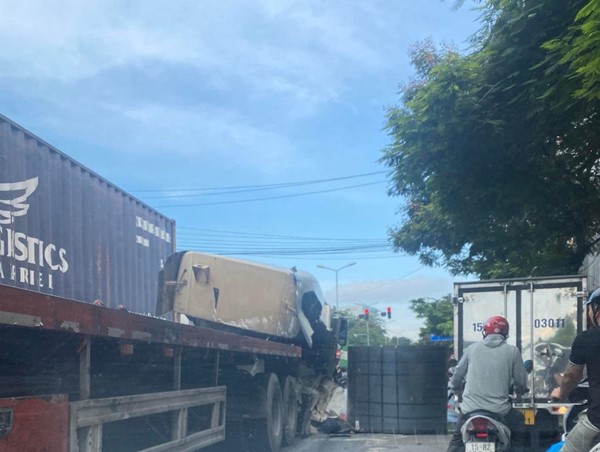 [CLIP]: Cuộn thép hàng chục tấn đè bẹp cabin xe đầu kéo 