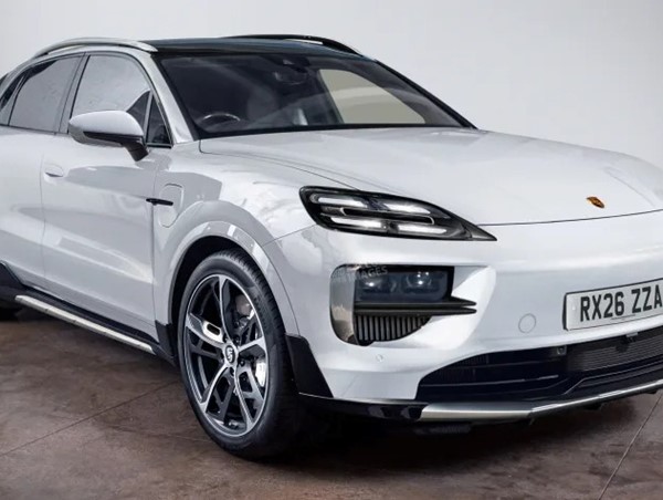 Mẫu SUV điện mới của Porsche đối đầu với BMW iX