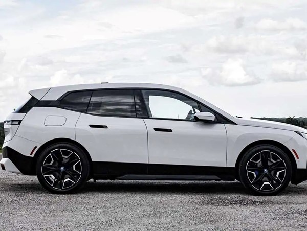 BMW triệu hồi 83 xe điện i4 và iX vì nguy cơ cháy pin