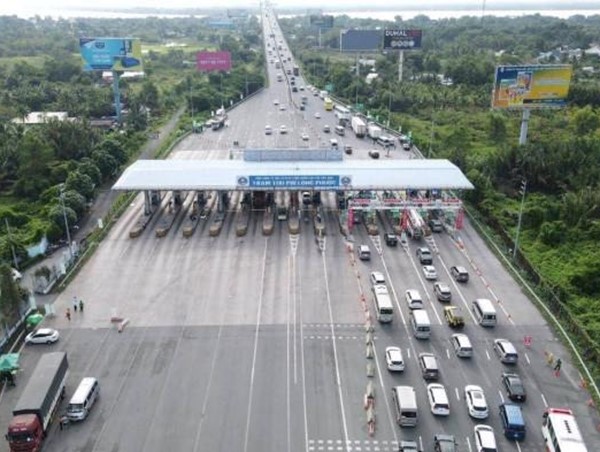 Phạt nghiêm phương tiện không đủ điều kiện đi vào làn thu phí ETC gây ùn tắc giao thông