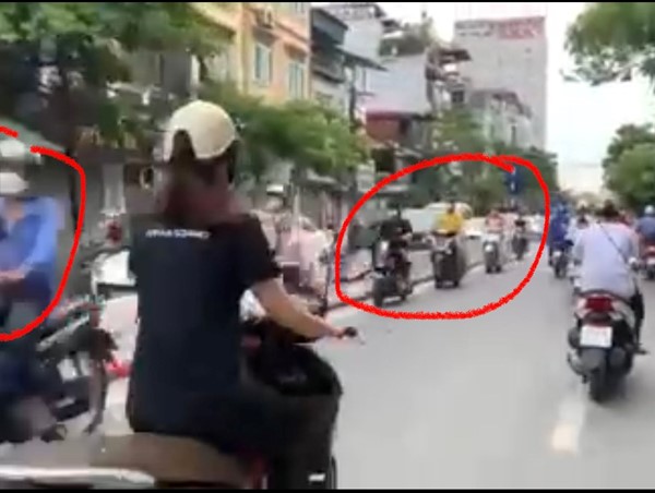 [CLIP]: Xe máy vô tư đi ngược chiều trên đường Minh Khai