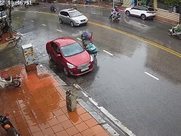 [CLIP]: Xích lô đâm vào ô tô, tài xế 2 lần quay lại xin đền bù